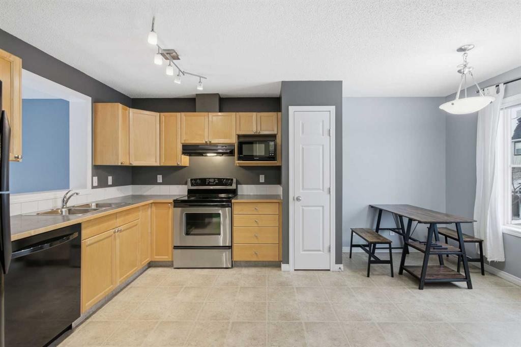166 Everhollow Heights Sw, Calgary, AB - Indoor Photo Showing Kitchen With Double Sink