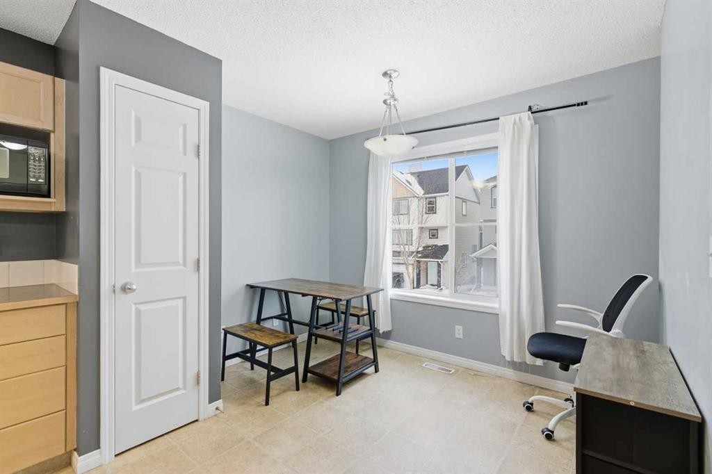 166 Everhollow Heights Sw, Calgary, AB - Indoor Photo Showing Other Room