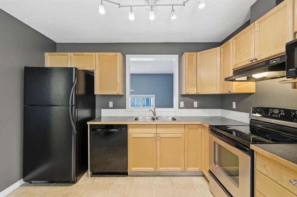 166 Everhollow Heights Sw, Calgary, AB - Indoor Photo Showing Kitchen With Double Sink