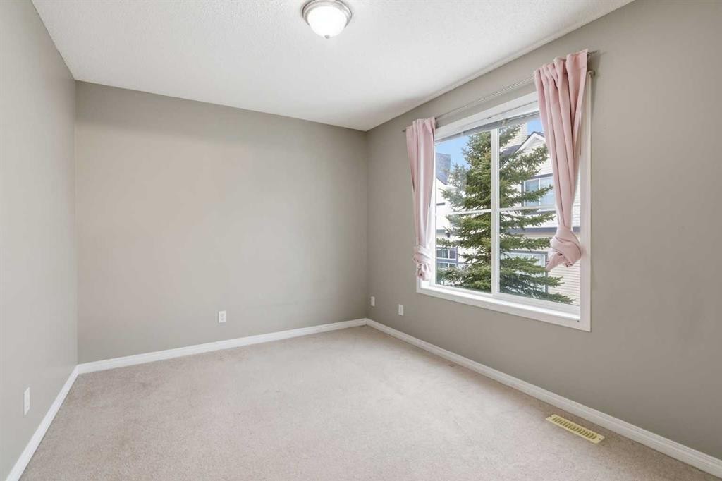 166 Everhollow Heights Sw, Calgary, AB - Indoor Photo Showing Other Room