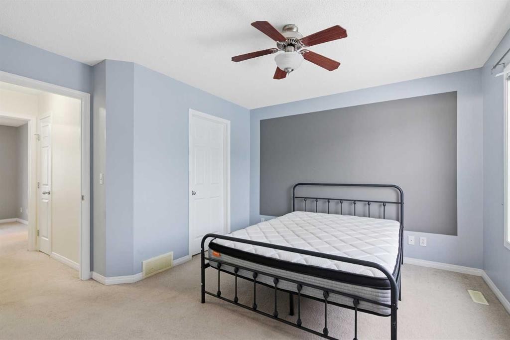 166 Everhollow Heights Sw, Calgary, AB - Indoor Photo Showing Bedroom