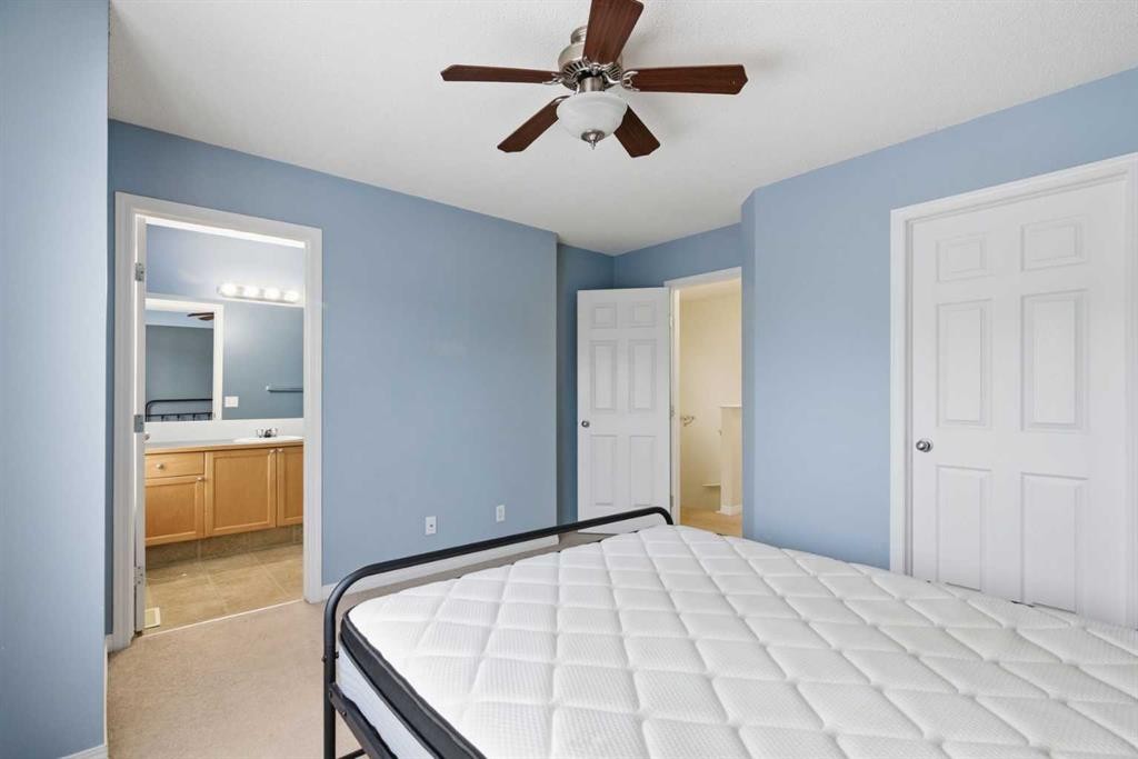 166 Everhollow Heights Sw, Calgary, AB - Indoor Photo Showing Bedroom