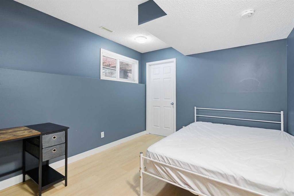 166 Everhollow Heights Sw, Calgary, AB - Indoor Photo Showing Bedroom
