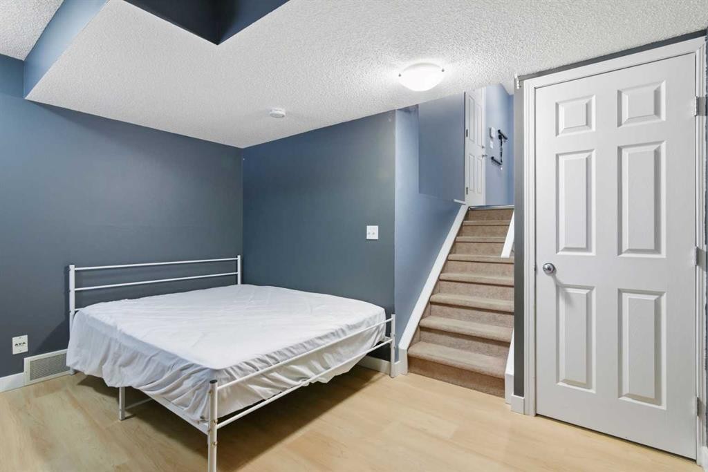 166 Everhollow Heights Sw, Calgary, AB - Indoor Photo Showing Bedroom