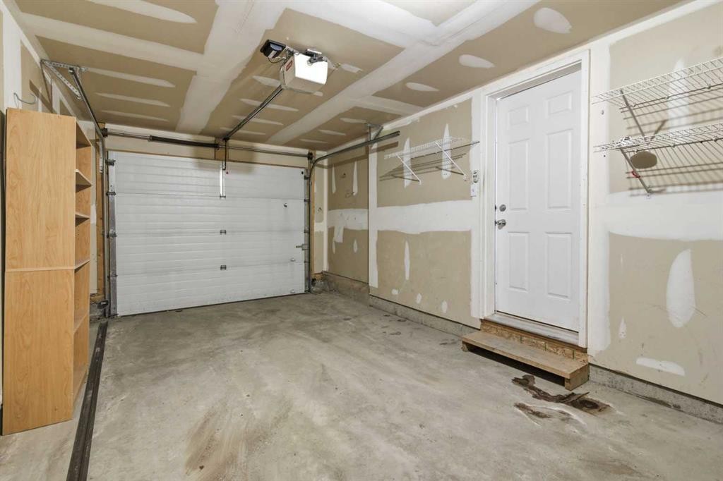 166 Everhollow Heights Sw, Calgary, AB - Indoor Photo Showing Garage