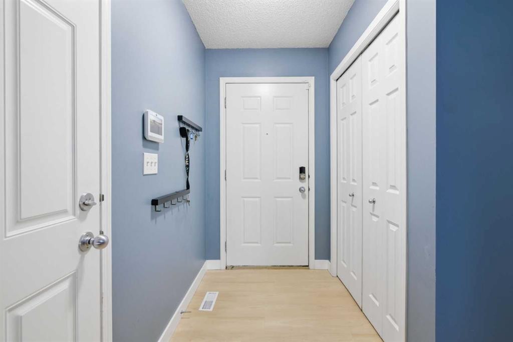 166 Everhollow Heights Sw, Calgary, AB - Indoor Photo Showing Other Room