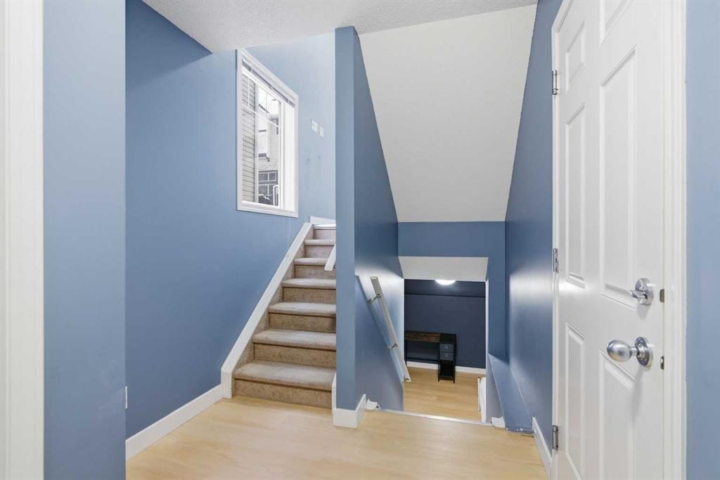 166 Everhollow Heights Sw, Calgary, AB - Indoor Photo Showing Other Room
