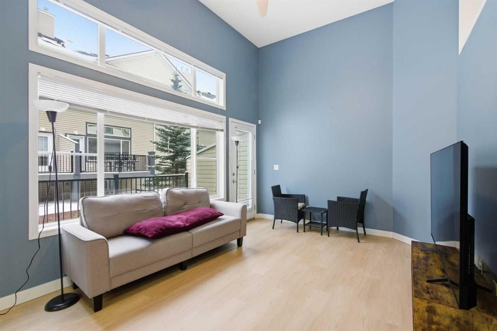 166 Everhollow Heights Sw, Calgary, AB - Indoor