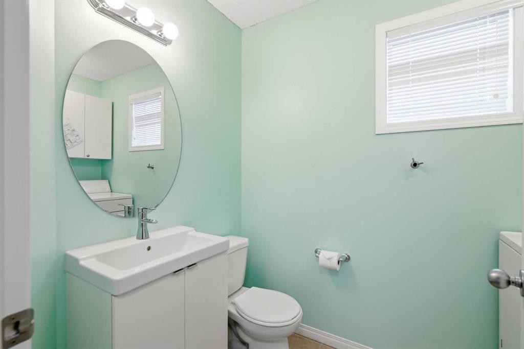 166 Everhollow Heights Sw, Calgary, AB - Indoor Photo Showing Bathroom
