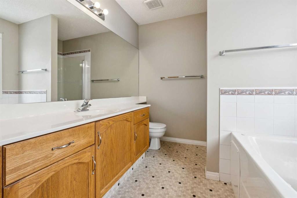 157 Hidden Creek Gardens Nw, Calgary, AB - Indoor Photo Showing Bathroom