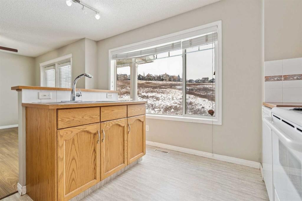 157 Hidden Creek Gardens Nw, Calgary, AB - Indoor Photo Showing Kitchen
