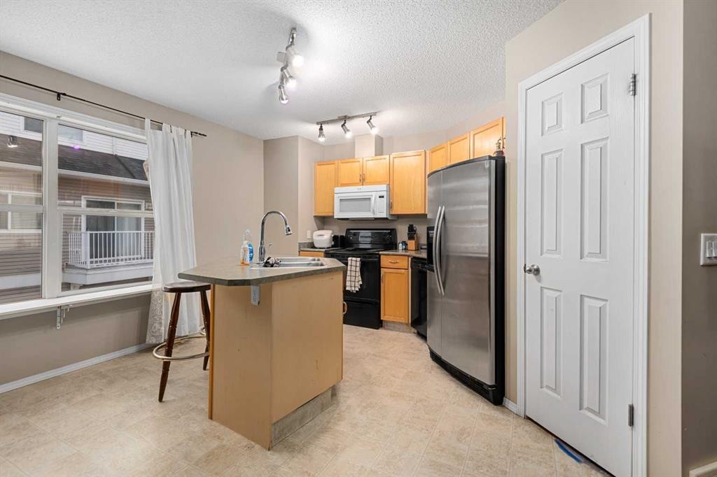 205 Mckenzie Towne Gate Se, Calgary, AB - Indoor Photo Showing Kitchen