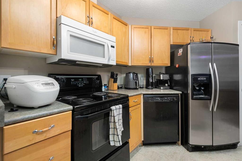 205 Mckenzie Towne Gate Se, Calgary, AB - Indoor Photo Showing Kitchen