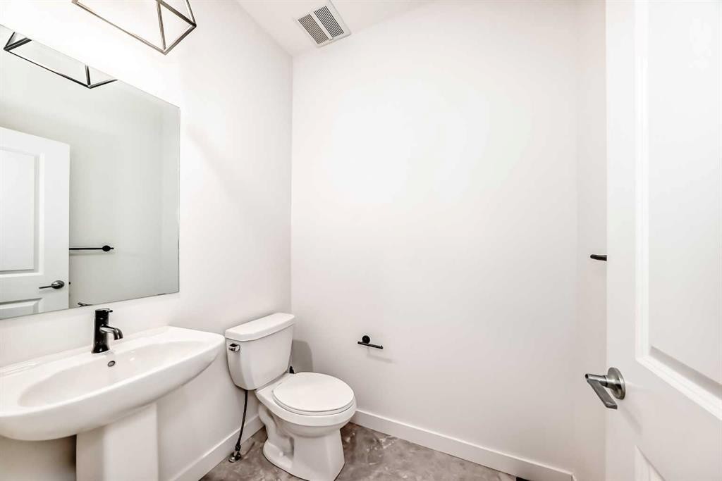 1449 Bayview Point Sw, Airdrie, AB - Indoor Photo Showing Bathroom
