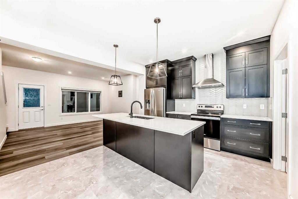 1449 Bayview Point Sw, Airdrie, AB - Indoor Photo Showing Kitchen With Upgraded Kitchen