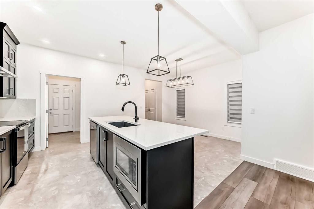 1449 Bayview Point Sw, Airdrie, AB - Indoor Photo Showing Kitchen With Upgraded Kitchen