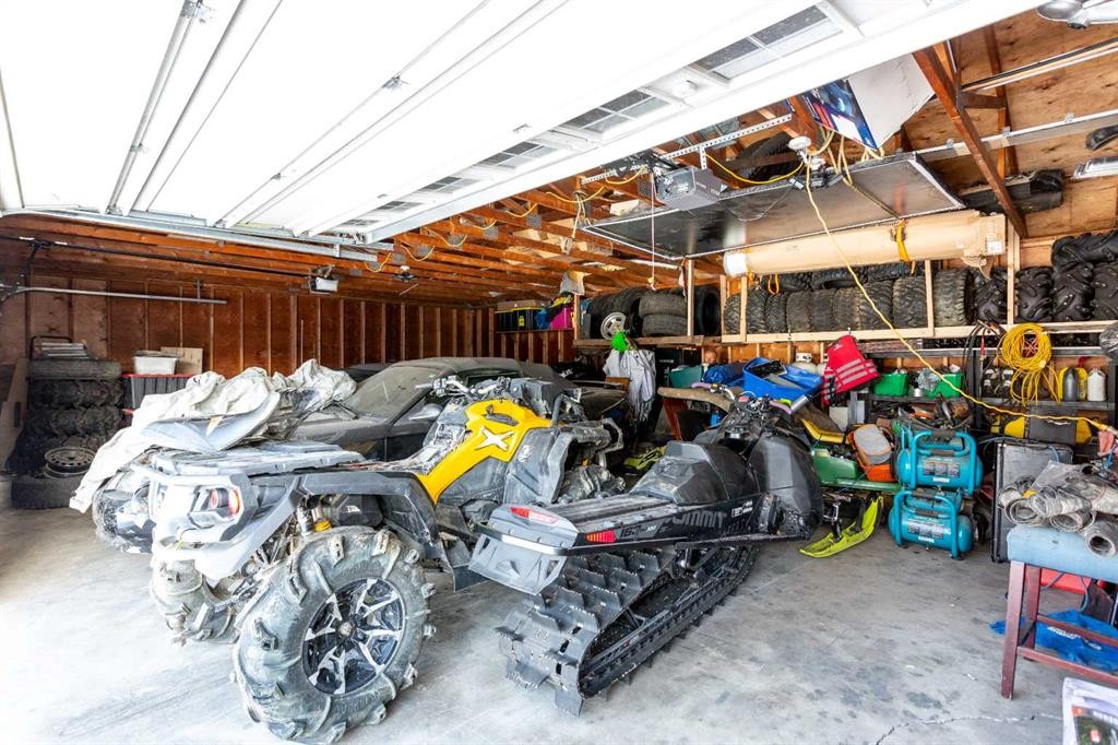 6003 Baroc Road Nw, Calgary, AB - Photo Showing Garage