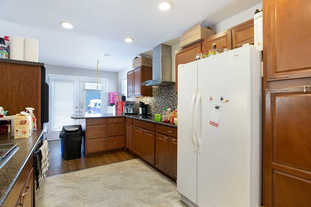 6003 Baroc Road Nw, Calgary, AB - Indoor Photo Showing Kitchen