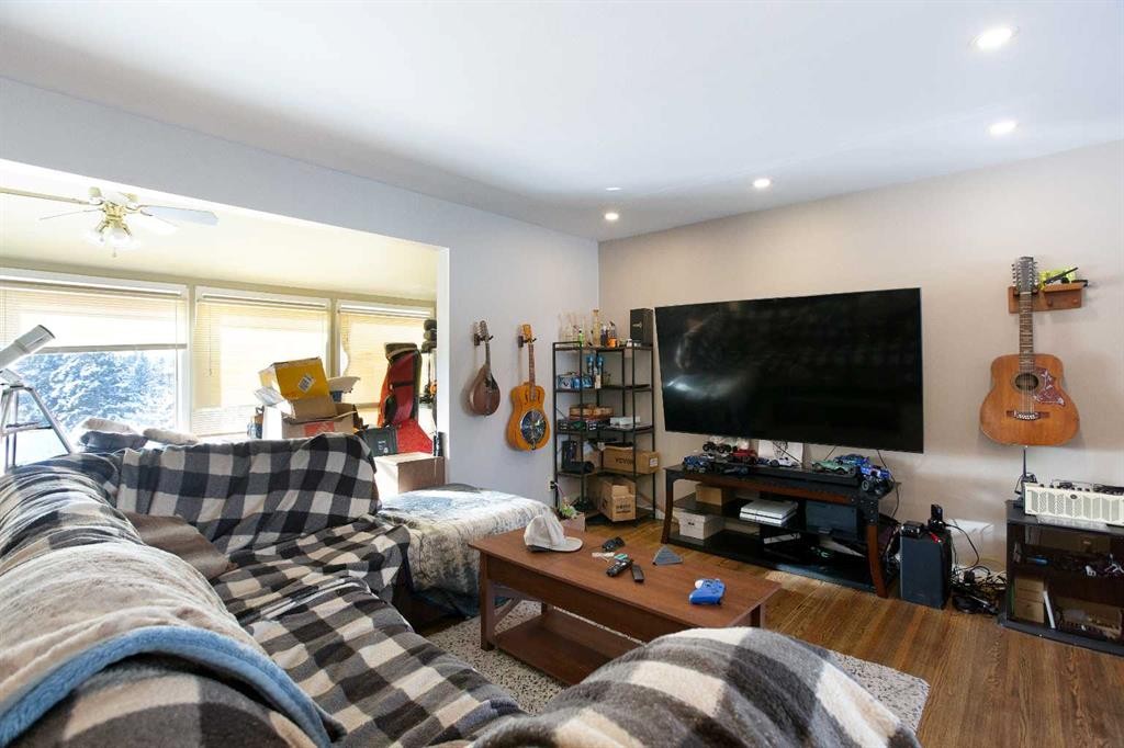 6003 Baroc Road Nw, Calgary, AB - Indoor Photo Showing Living Room