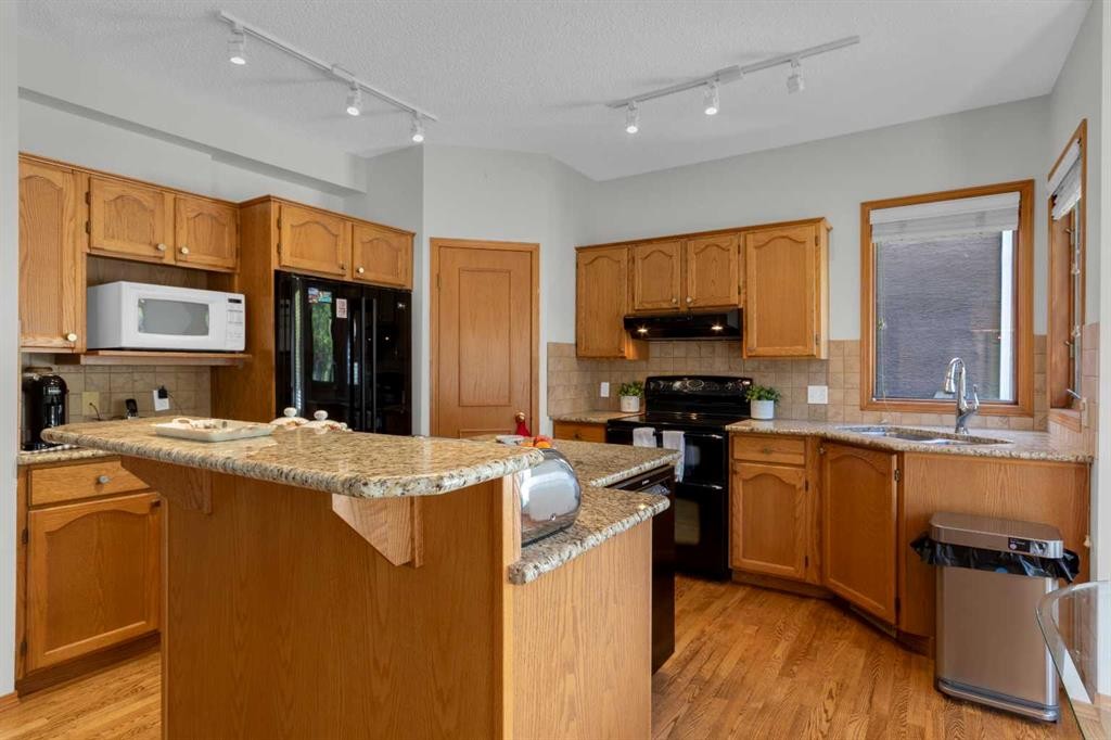 271 Mountain Park Drive Se, Calgary, AB - Indoor Photo Showing Kitchen