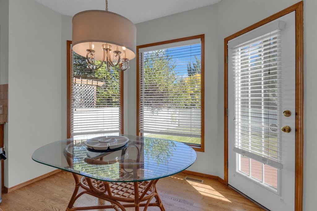 271 Mountain Park Drive Se, Calgary, AB - Indoor Photo Showing Dining Room