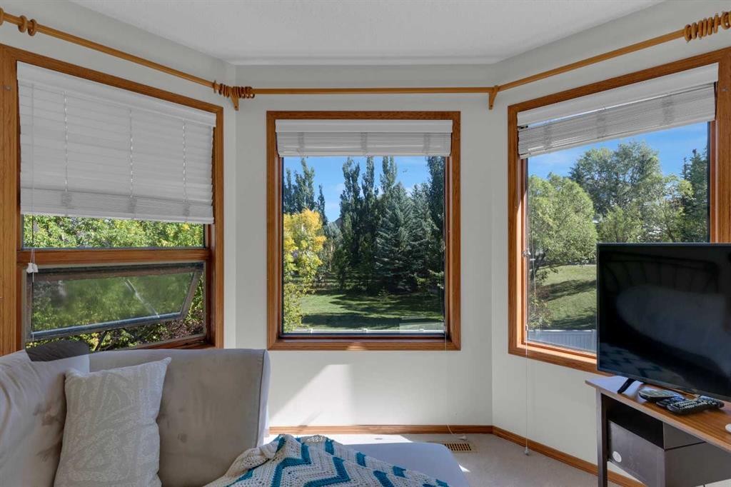 271 Mountain Park Drive Se, Calgary, AB - Indoor Photo Showing Living Room