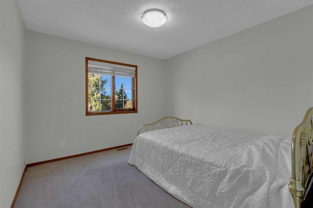 271 Mountain Park Drive Se, Calgary, AB - Indoor Photo Showing Bedroom