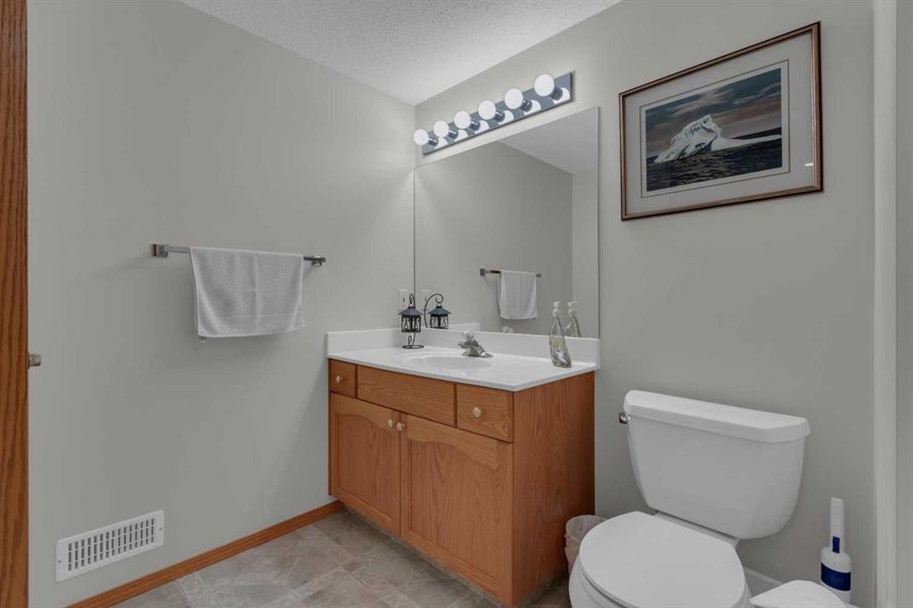 271 Mountain Park Drive Se, Calgary, AB - Indoor Photo Showing Bathroom