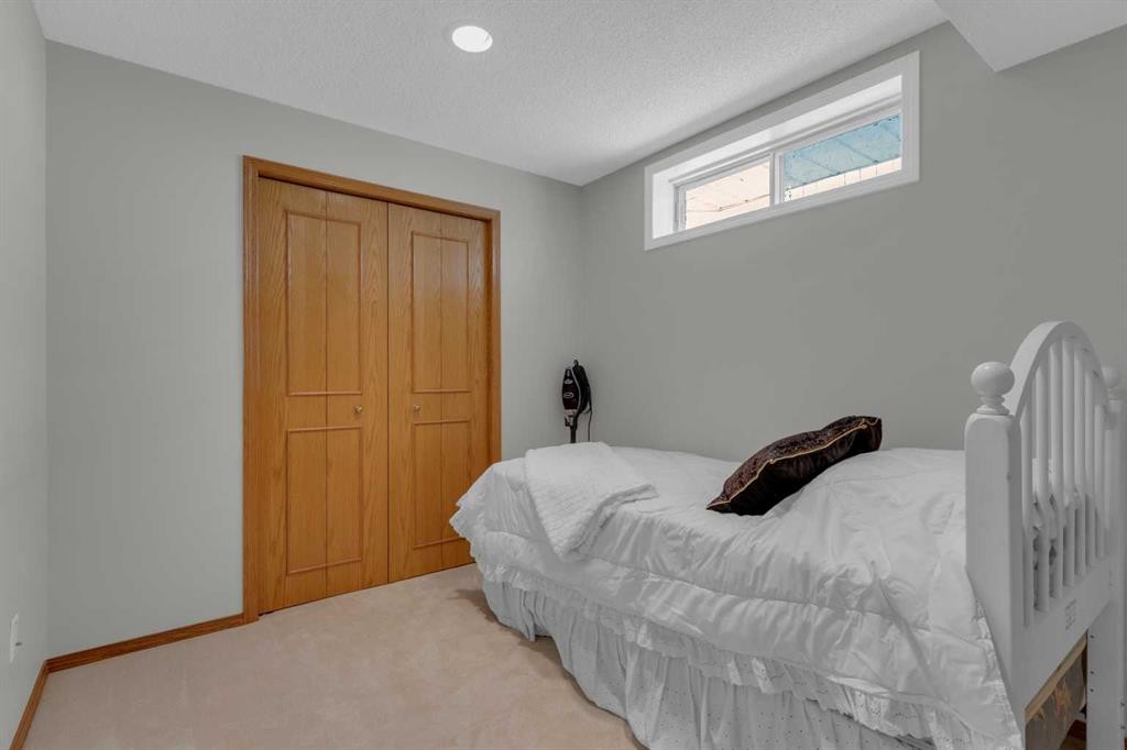 271 Mountain Park Drive Se, Calgary, AB - Indoor Photo Showing Bedroom