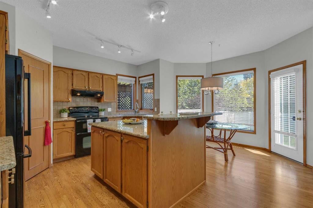 271 Mountain Park Drive Se, Calgary, AB - Indoor Photo Showing Kitchen
