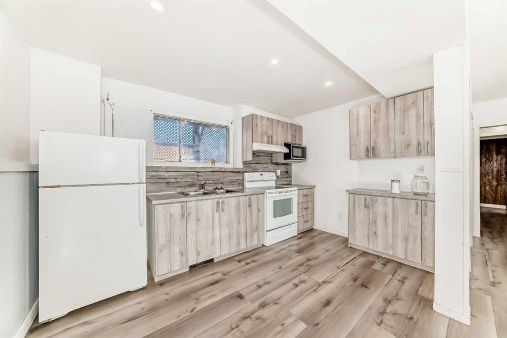 724 Millar Road Ne, Calgary, AB - Indoor Photo Showing Kitchen With Double Sink