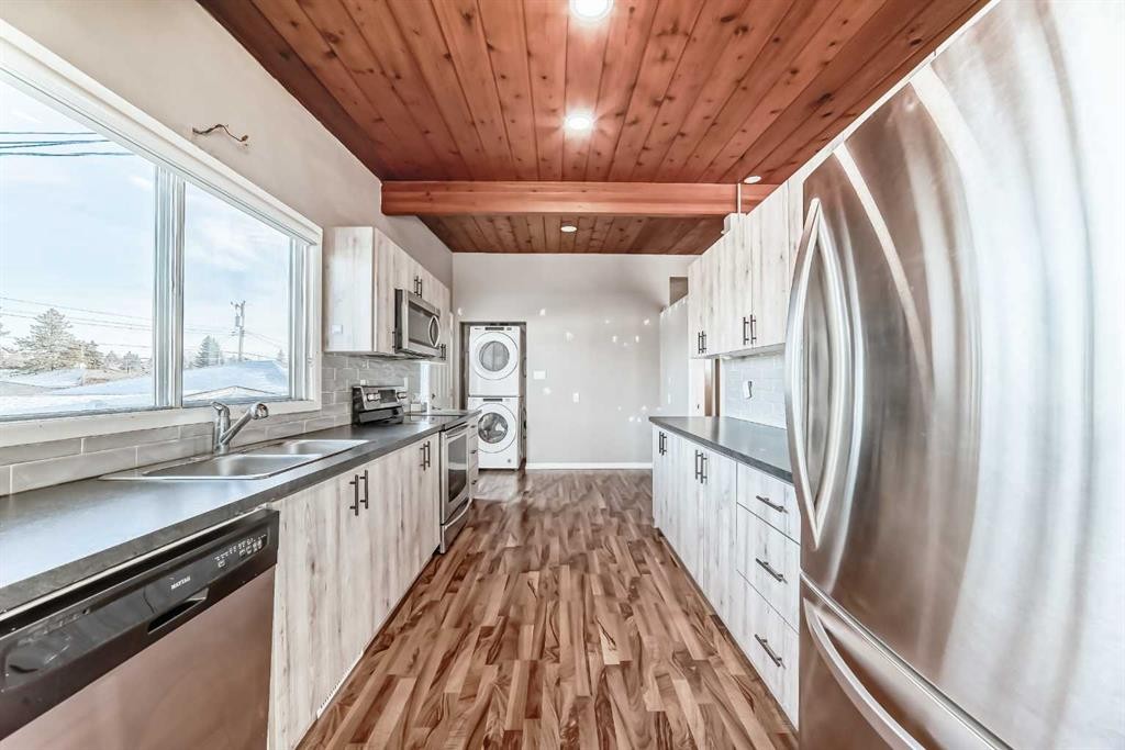 724 Millar Road Ne, Calgary, AB - Indoor Photo Showing Kitchen With Double Sink