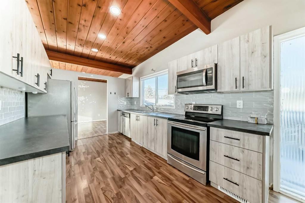 724 Millar Road Ne, Calgary, AB - Indoor Photo Showing Kitchen With Upgraded Kitchen