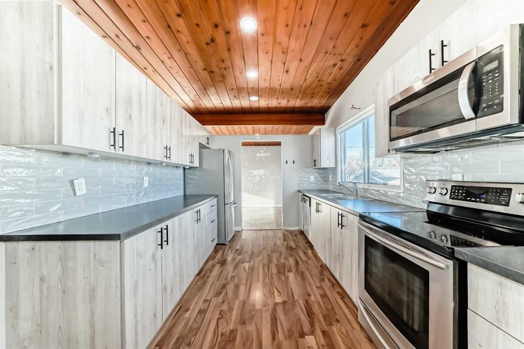 724 Millar Road Ne, Calgary, AB - Indoor Photo Showing Kitchen With Upgraded Kitchen