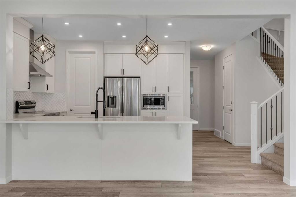 20 Rowley Common Nw, Calgary, AB - Indoor Photo Showing Kitchen