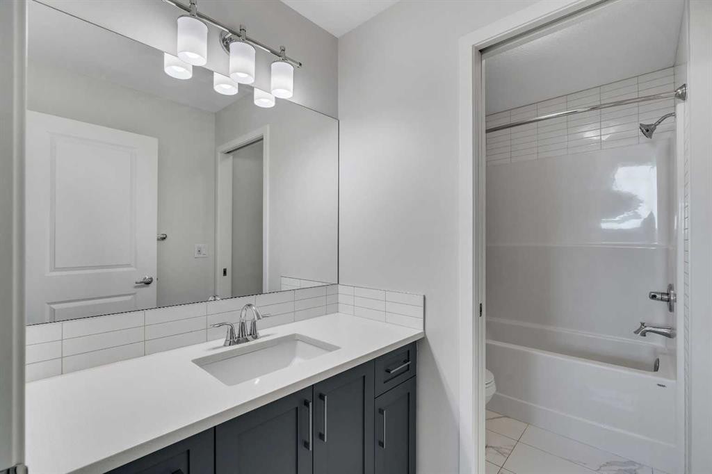 20 Rowley Common Nw, Calgary, AB - Indoor Photo Showing Bathroom
