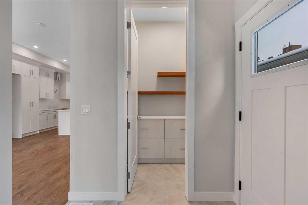 8631 48 Avenue Nw, Calgary, AB - Indoor Photo Showing Other Room