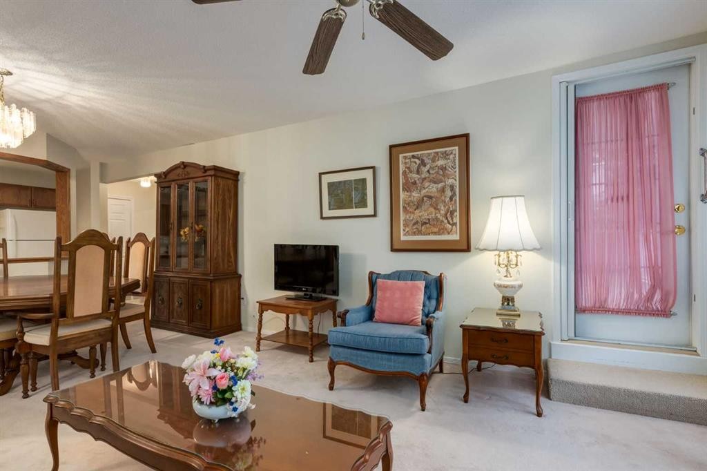 3204-3204 Sienna Park Green Sw, Calgary, AB - Indoor Photo Showing Living Room