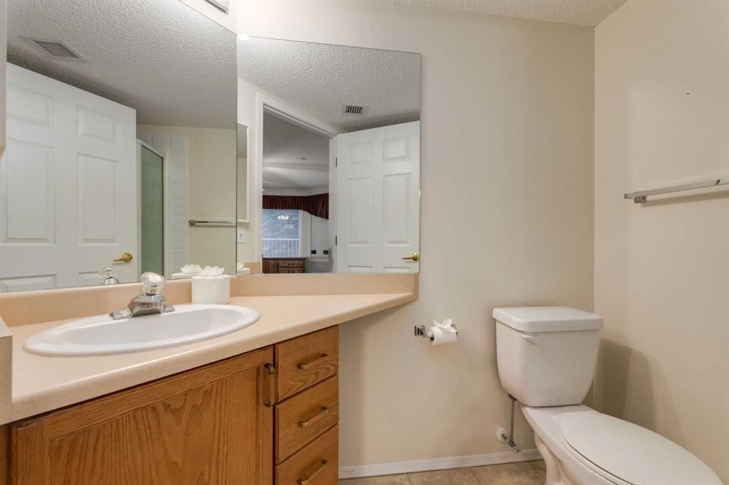 3204-3204 Sienna Park Green Sw, Calgary, AB - Indoor Photo Showing Bathroom