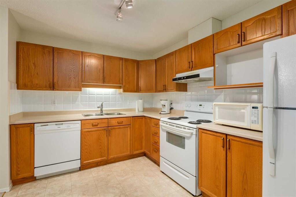 3204-3204 Sienna Park Green Sw, Calgary, AB - Indoor Photo Showing Kitchen With Double Sink