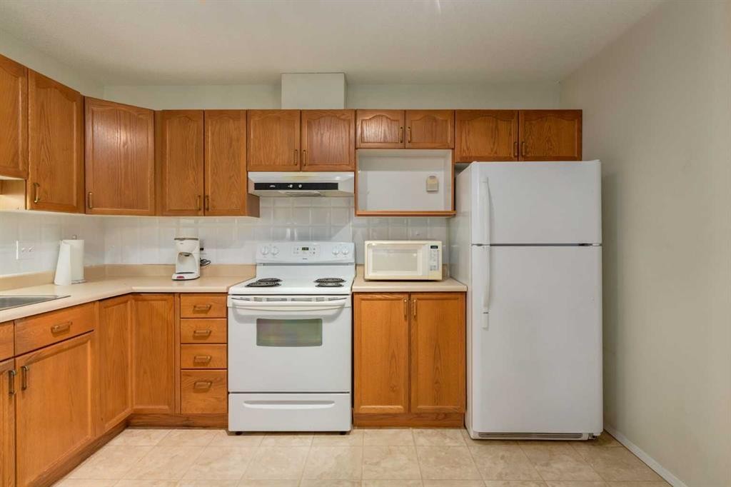 3204-3204 Sienna Park Green Sw, Calgary, AB - Indoor Photo Showing Kitchen