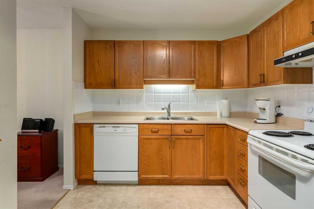 3204-3204 Sienna Park Green Sw, Calgary, AB - Indoor Photo Showing Kitchen With Double Sink