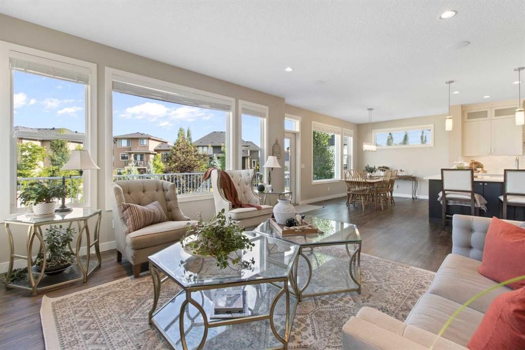 33 Silverado Crest Bay Sw, Calgary, AB - Indoor Photo Showing Living Room