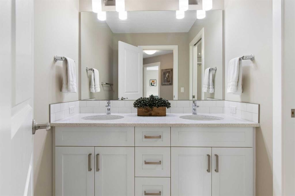 33 Silverado Crest Bay Sw, Calgary, AB - Indoor Photo Showing Bathroom