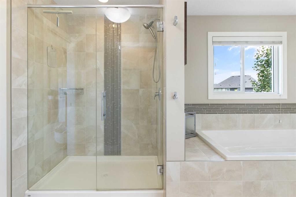 33 Silverado Crest Bay Sw, Calgary, AB - Indoor Photo Showing Bathroom