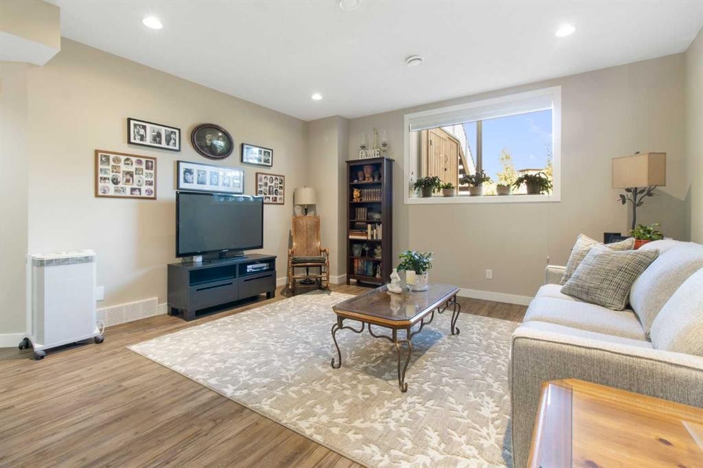 33 Silverado Crest Bay Sw, Calgary, AB - Indoor Photo Showing Living Room