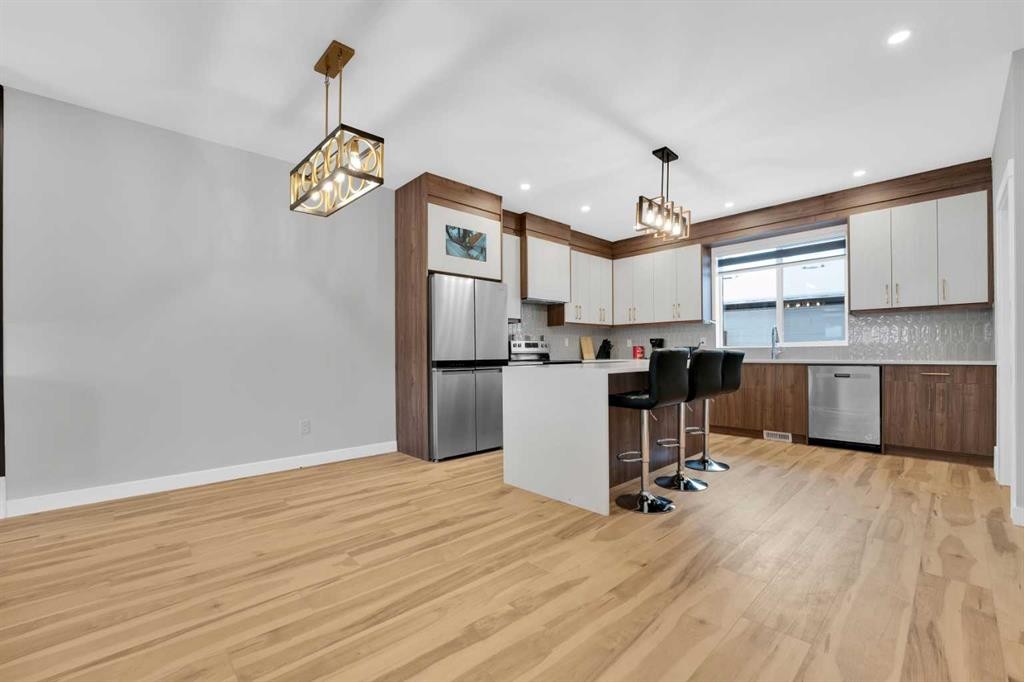 216 99 Avenue Se, Calgary, AB - Indoor Photo Showing Kitchen