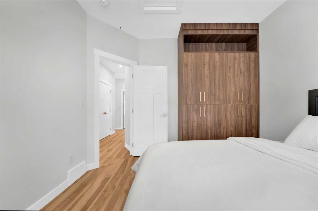 216 99 Avenue Se, Calgary, AB - Indoor Photo Showing Bedroom