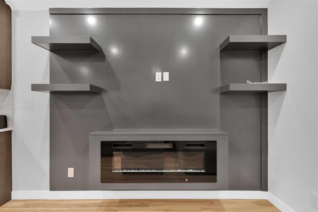 216 99 Avenue Se, Calgary, AB - Indoor With Fireplace