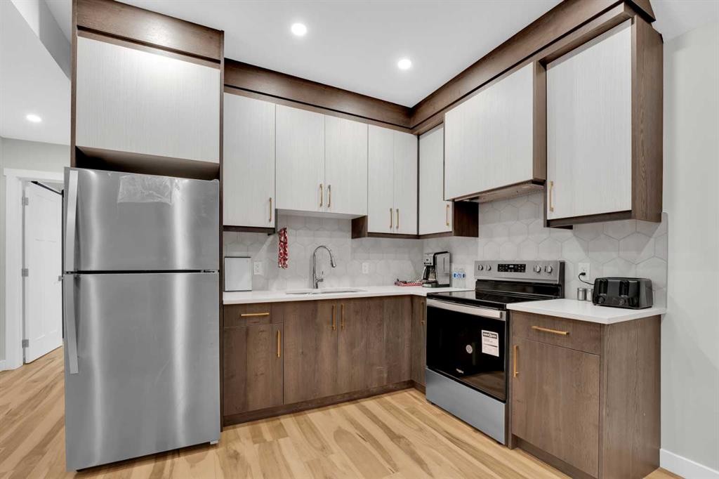 216 99 Avenue Se, Calgary, AB - Indoor Photo Showing Kitchen